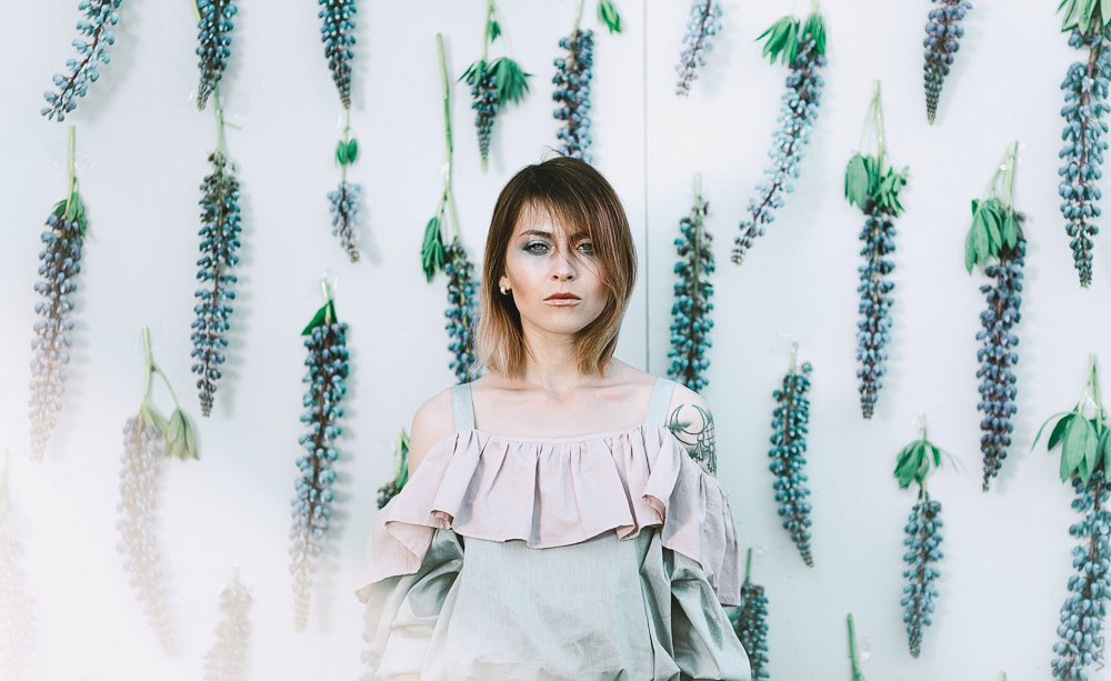 Счастливая пара в объятиях под распустившимися вишневыми деревьями