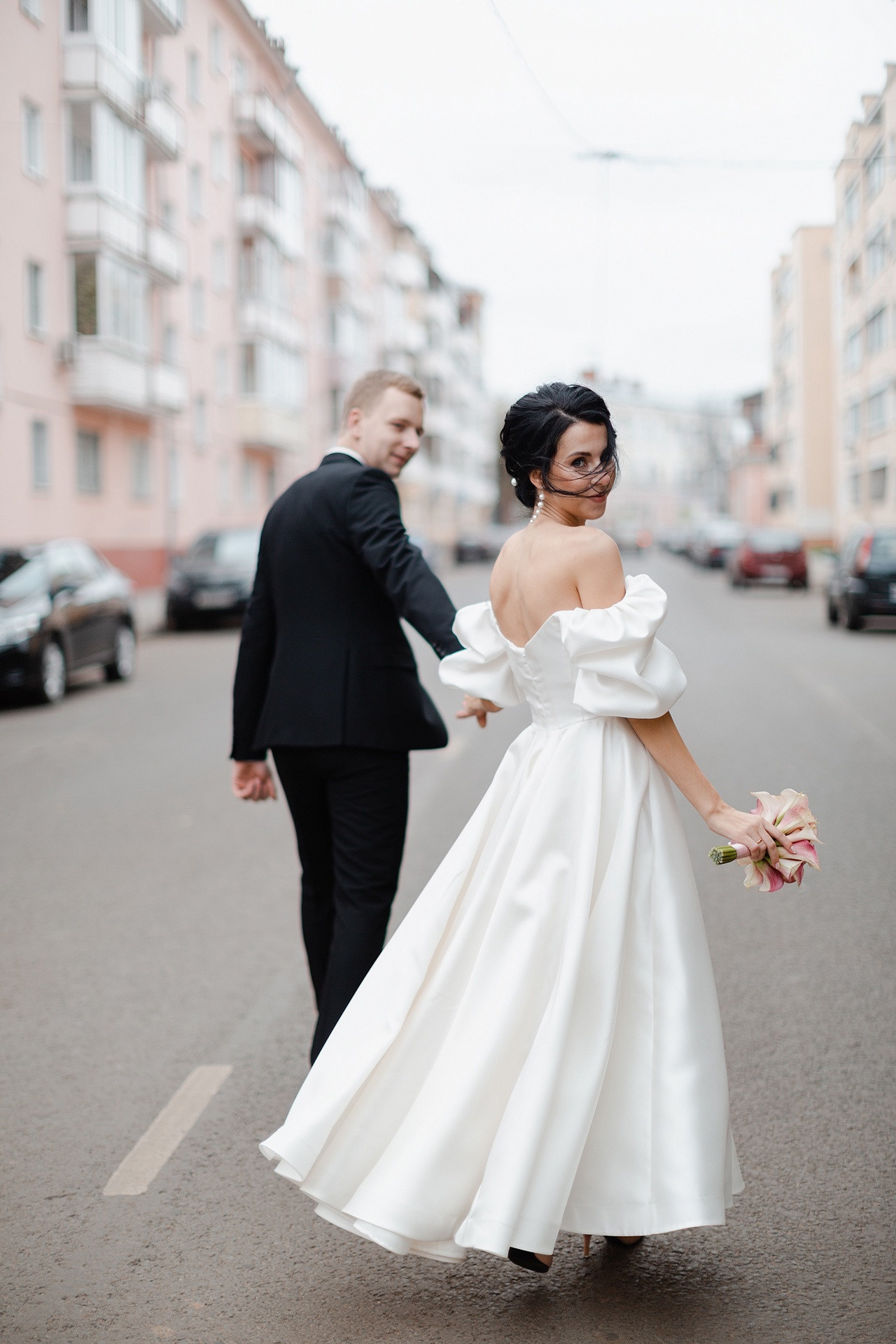 Невеста и жених смотрят на звезды ночью, создавая мистическую атмосферу на этой свадебной фотографии