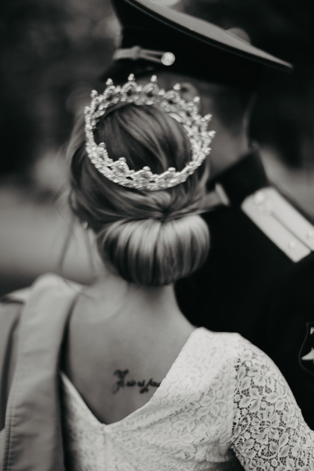  Влюбленные в свадебном платье и форме на фоне ретро-Ярославля  