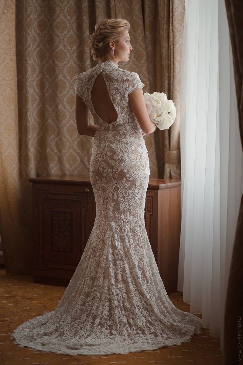 Дуэт мичмана, перевязывающего руки молодых старинным морским узлом, символизирующим их крепкую связь