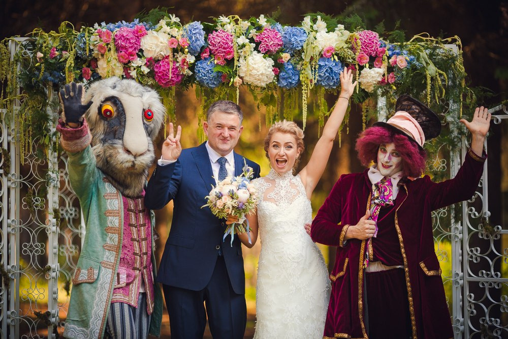 Природа служит идеальной красивой рамкой для этой свадебной фотографии, подчеркивая естественность и великолепие их любви