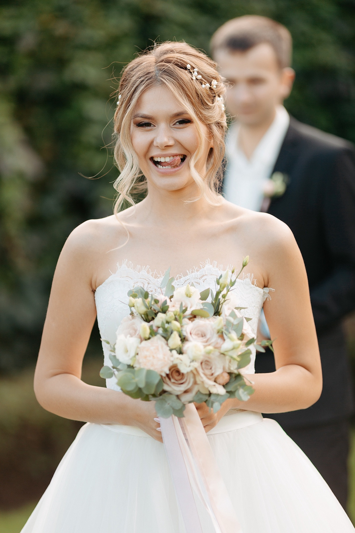 Дождевые капли создают атмосферу мистики и загадочности на фоне улыбающихся новобрачных