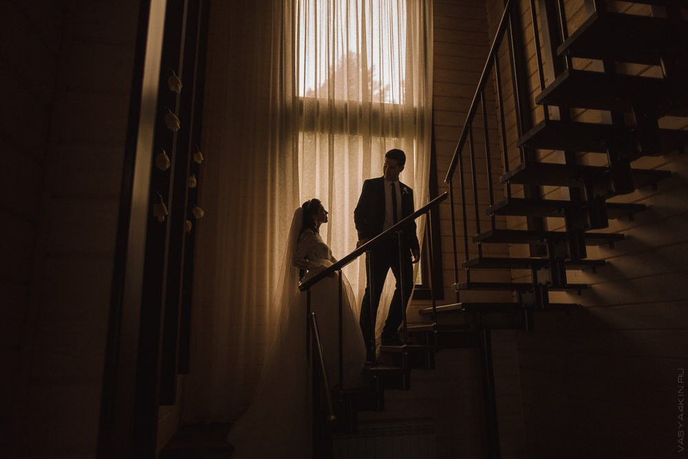 Роскошная фотография молодых, танцующих на фоне исторического замка, создающая атмосферу волшебства