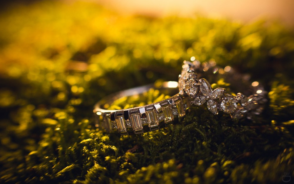 Молодежь, наблюдающая за солнечным закатом на природе, окруженная невероятной красотой природы