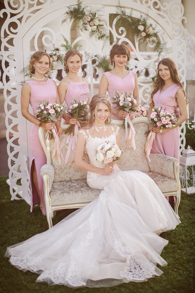 Невеста прекрасна в своем платье с длинным шлейфом, осуществляя свою заветную мечту на этой свадебной фотографии