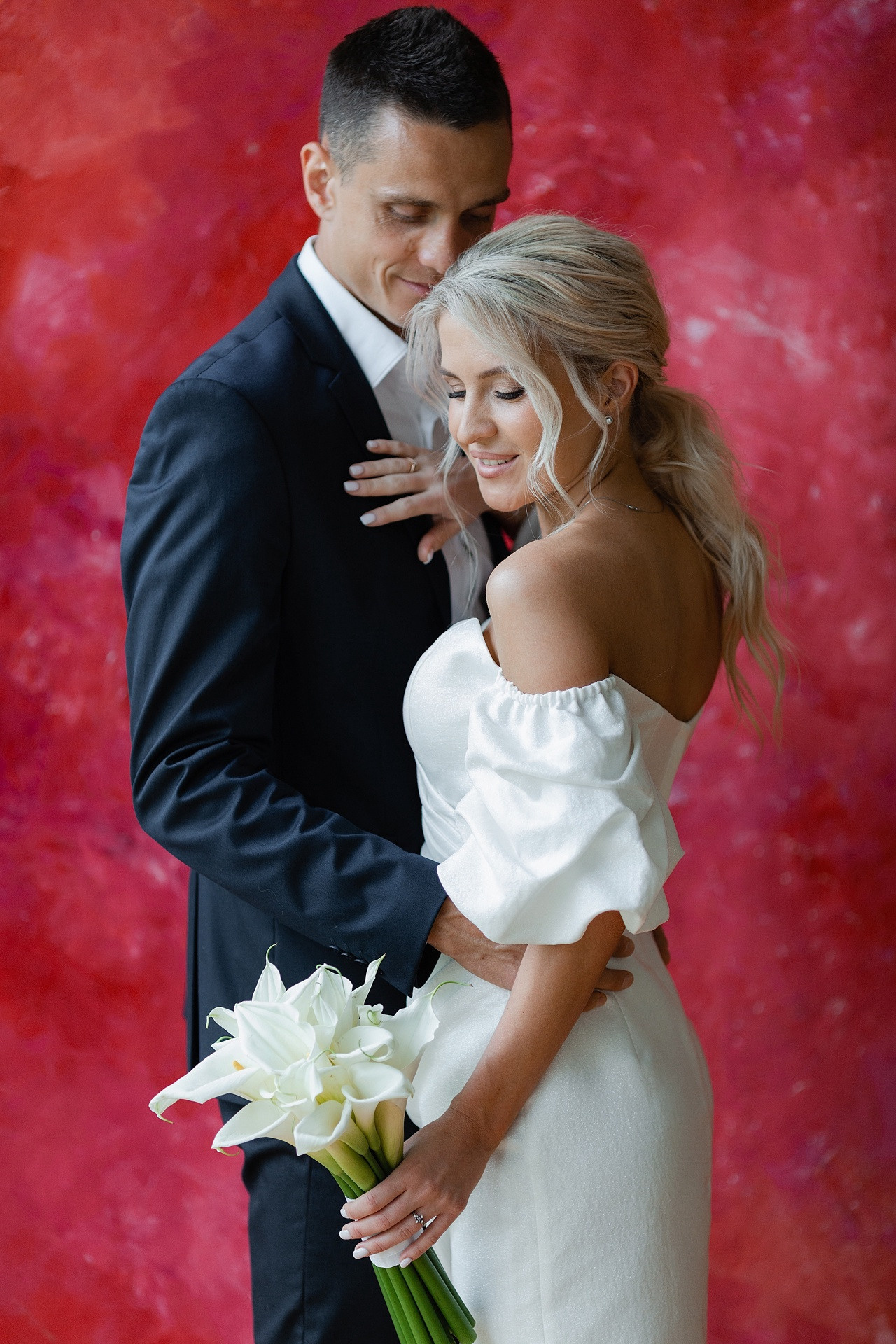 Невеста и жених смотрят друг на друга с такой верой и теплотой, что их чувства искрятся на этой романтической свадебной фотографии