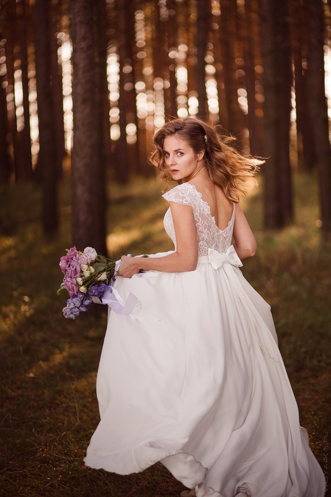 Красивая свадебная фотография на закате