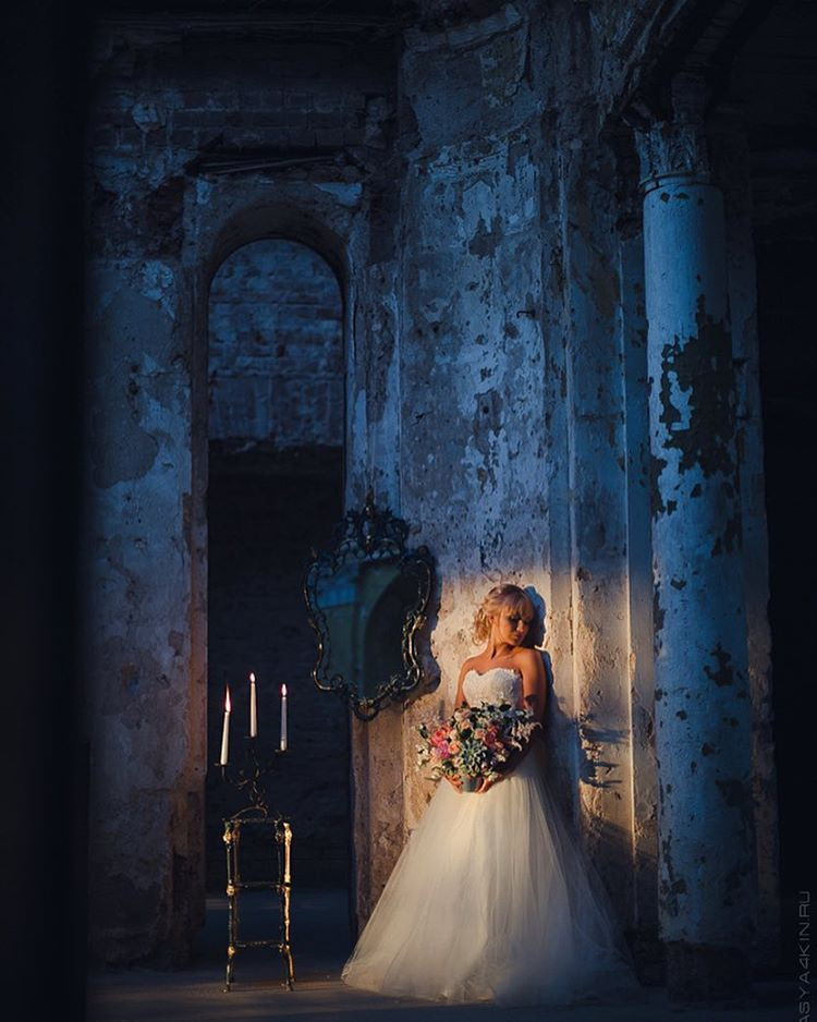 Молодежь, пляшущая в кругу друзей вокруг костра, отражающая вольную и радостную атмосферу свадьбы