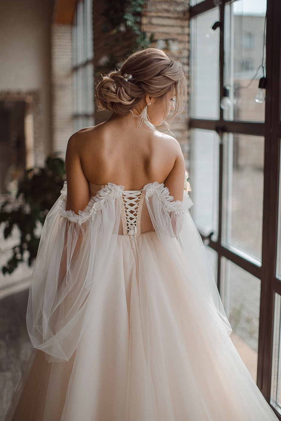 Осенний лес окутывает невесту и жениха разноцветными листьями, создавая волшебную атмосферу