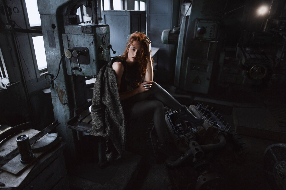 на фоне цветных стен