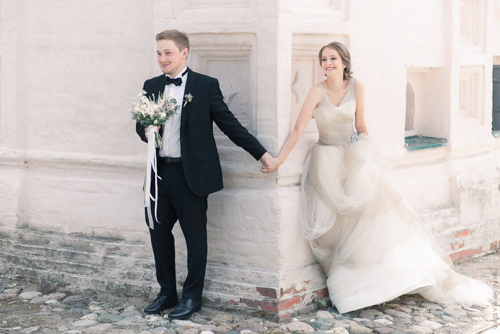 Пара, которая смотрит на зажигающиеся свечи, расставленные на свадебной эстраде, словно звезды на небе