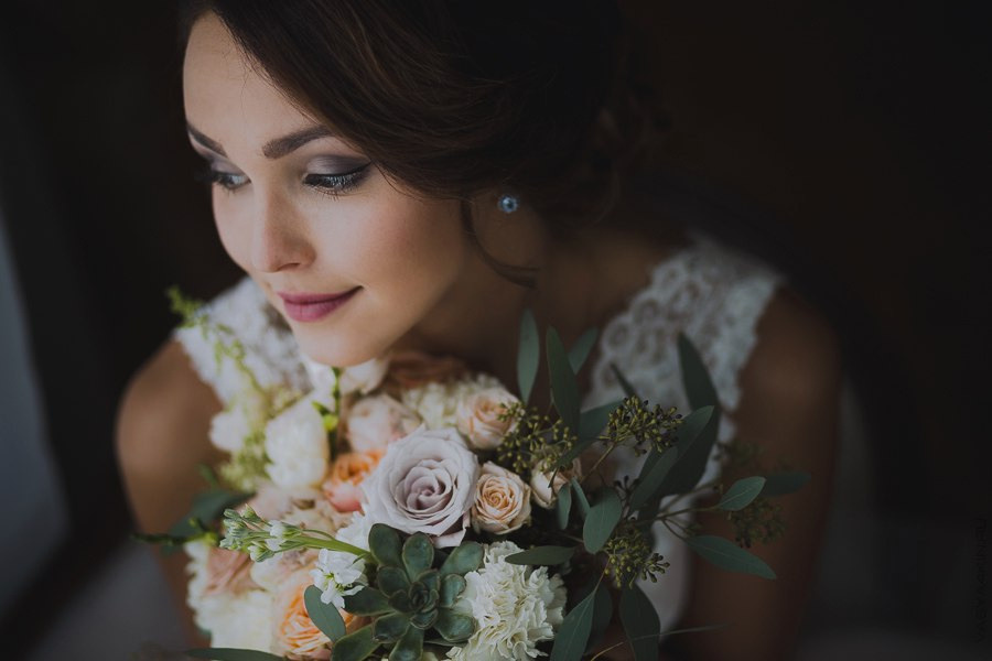 Романтическая фотосессия молодых в белых нарядах