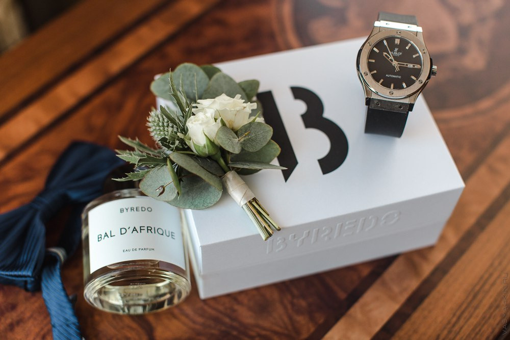 Молодожены, окруженные лепестками цветов, которые падают на них с высоты