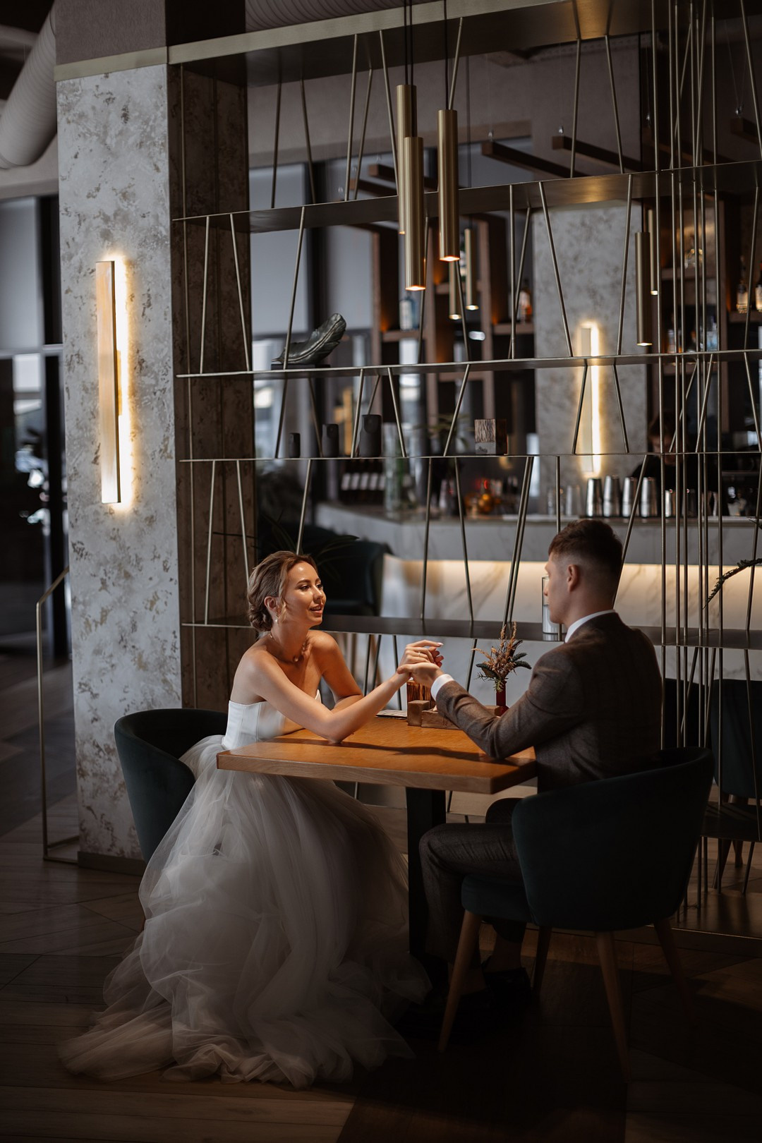  Романтический поцелуй в закатных лучах