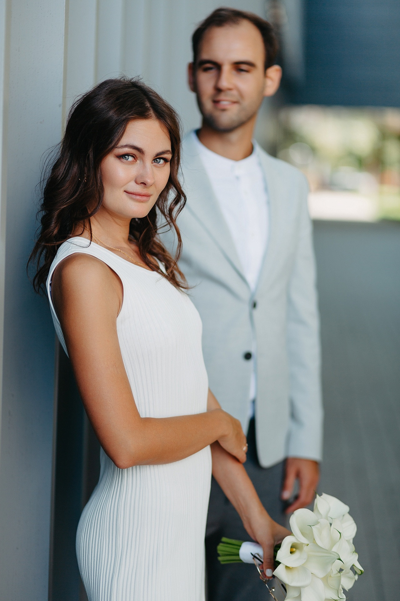 Молодой и невеста, гуляющие по удивительным улочкам исторического города