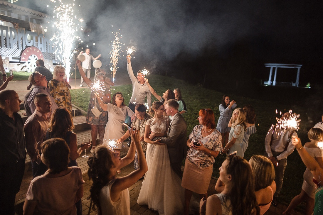 Бухет молодой невесты, состоящий из роз и пионов