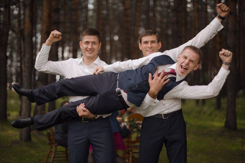 Пара, пьющая шампанское и смотрящая на фейерверк, раскрашивающий ночное небо яркими фейерверками