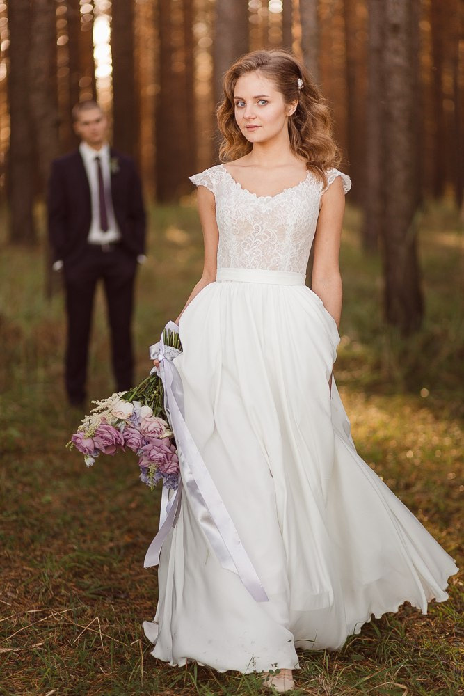 Молодая невеста в роскошном платье, украшенная кристаллами и стразами