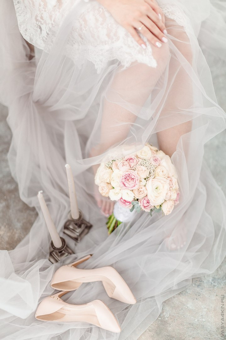 Молодой парень делает предложение своей девушке в горах