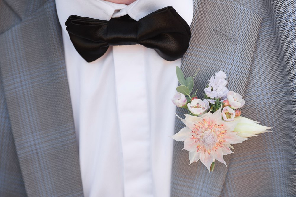 Фотография молодого и его свидетеля, готовящихся к свадьбе