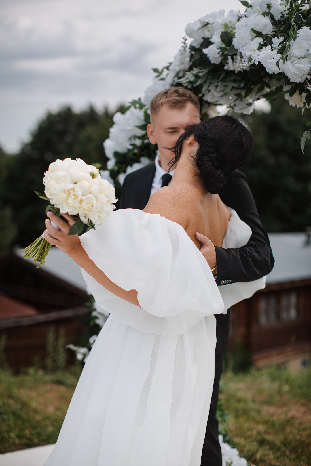  Свадебная атмосфера в светлых и обрамленных радостью тонах