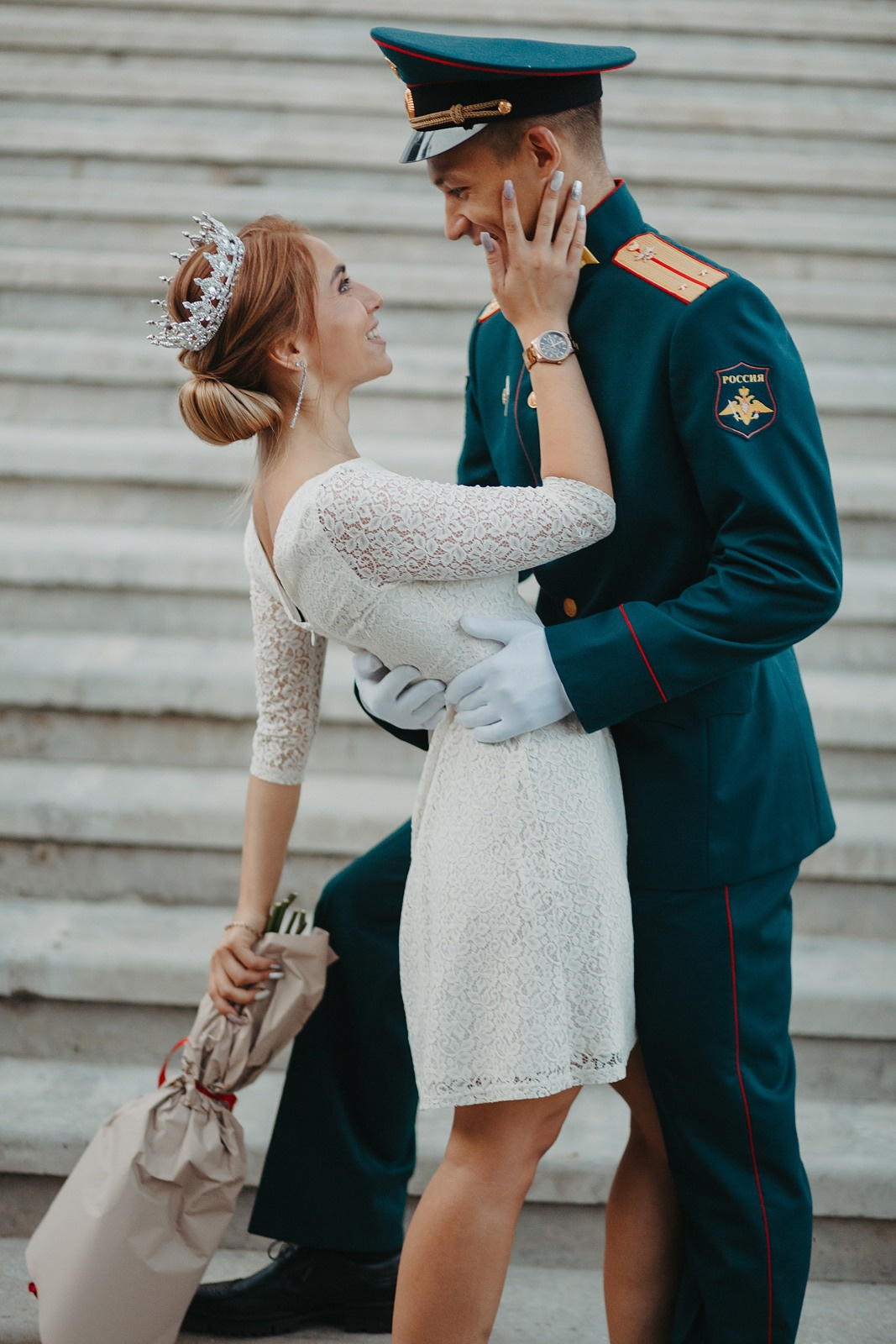  Сепия-фотосессия: пара в свадебном платье и форме в Москве  