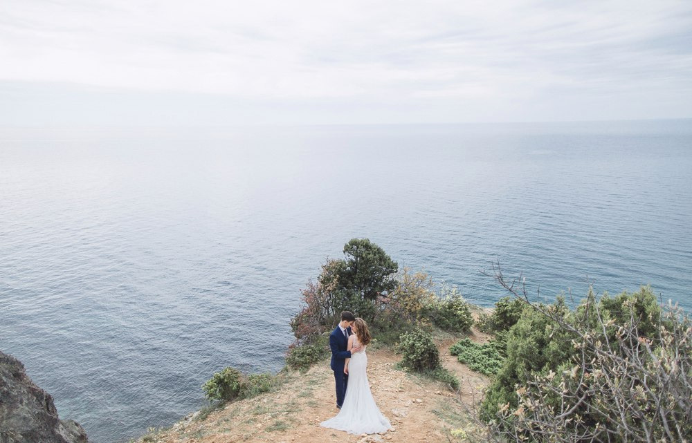 Молодая невеста со своим отцом перед свадебной церемонией