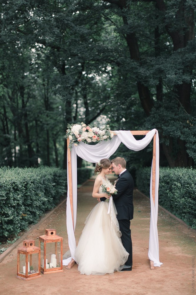 Фотография молодых, обменивающихся кольцами на свадебной церемонии