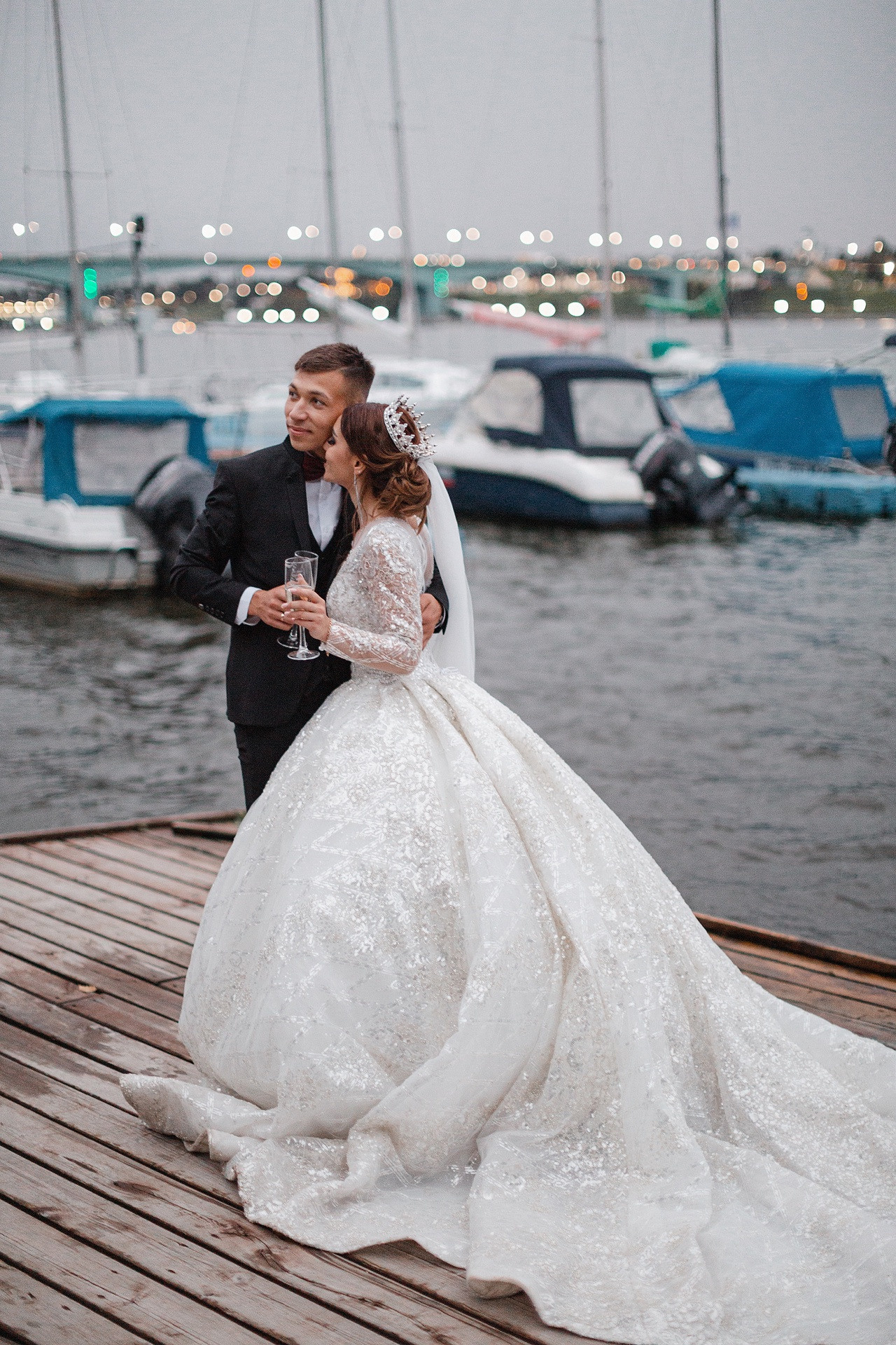Молодежь, наблюдающая за солнечным закатом на природе, окруженная невероятной красотой природы