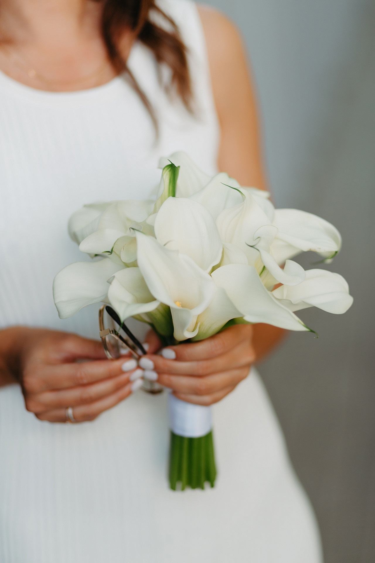 Роскошное свадебное платье, распахнутое немного, чтобы показать ажурные кружева