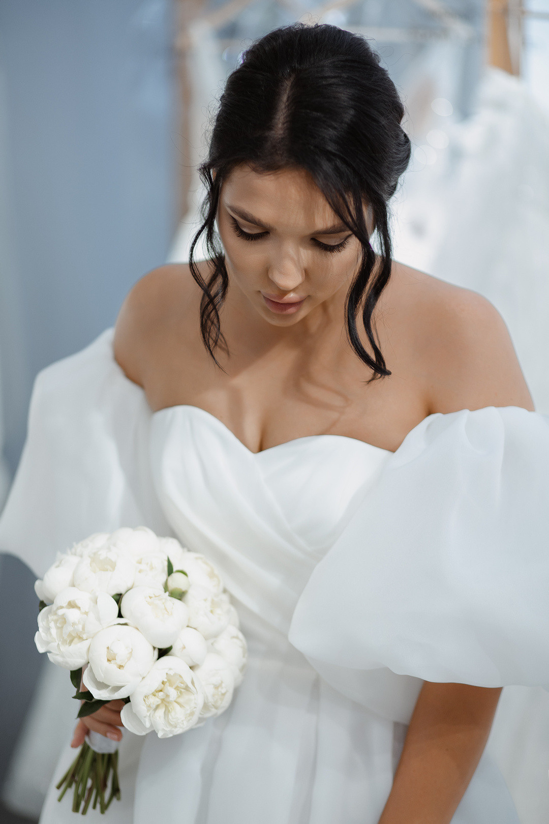  Уютная церемония свадебной регистрации в парке