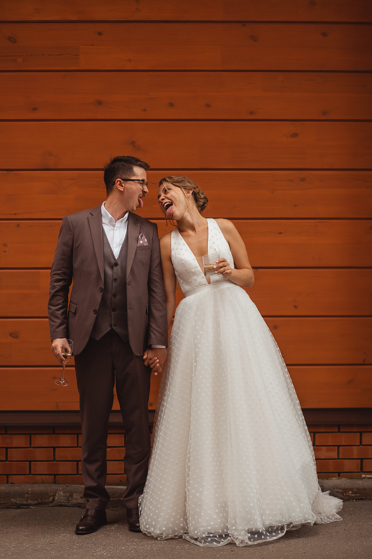  Свадебное счастье у памятника Татьяне Дорнико