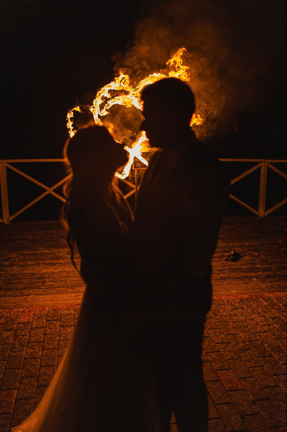 Бережный поцелуй молодой пары, запечатленный в объективе фотокамеры