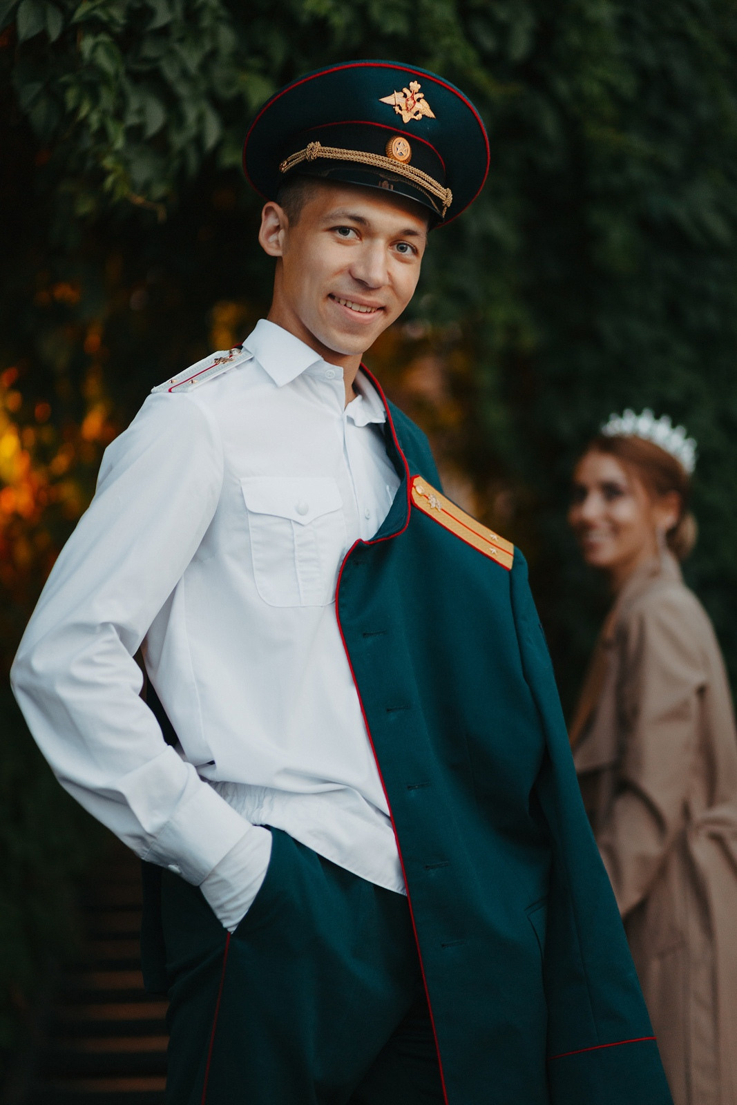  Пара в военной форме и свадебном платье в старинном Ярославле  