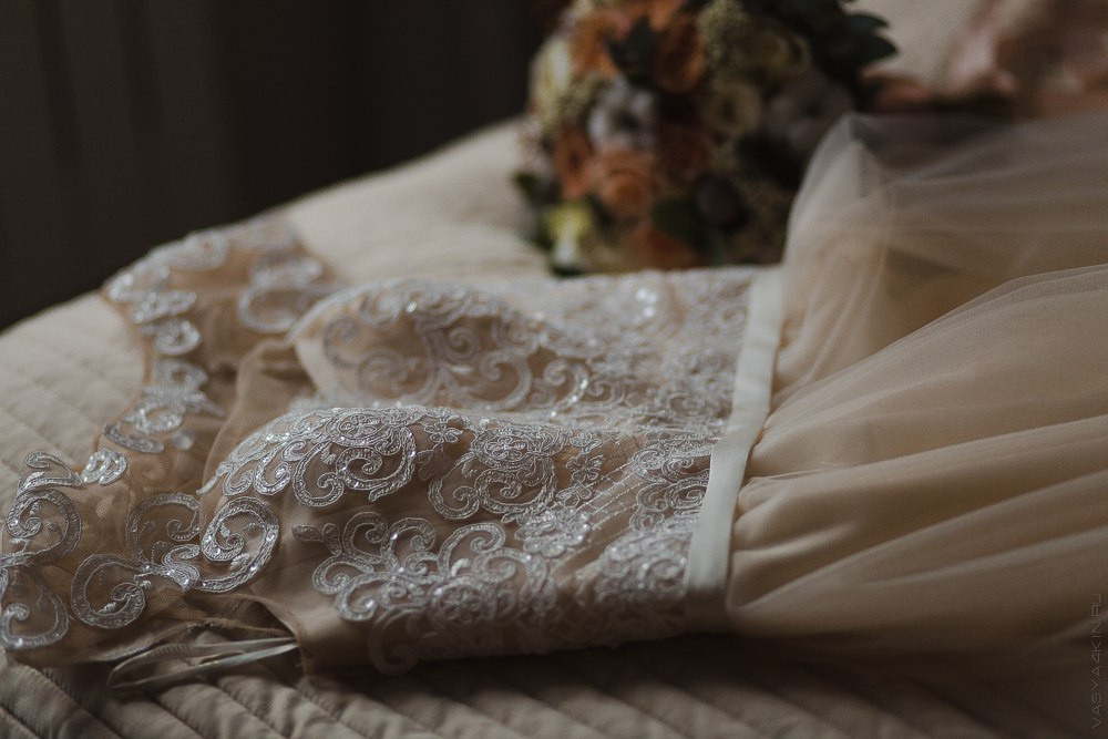 Фотография с дорогой свадьбы в Ярославле, где на заднем плане виден свадебный автомобиль, украшенный цветами и декоративными лентами