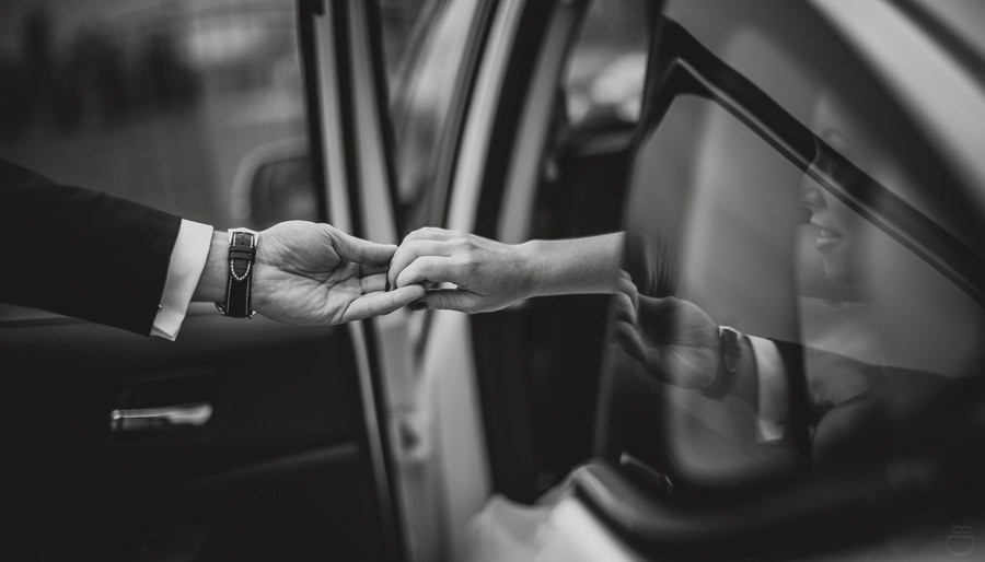 Невеста и жених танцуют в саду, окруженном цветами и ярким зеленым газоном, словно они в сказочном мире