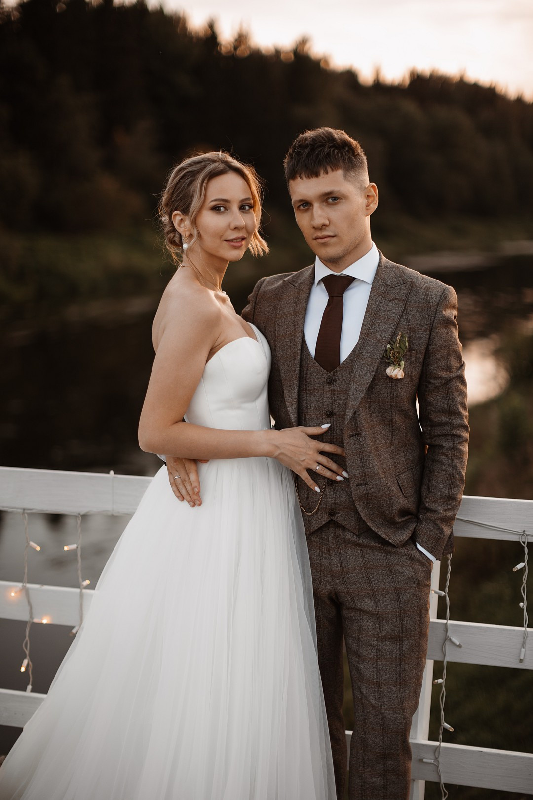  Целующиеся молодожены на закате