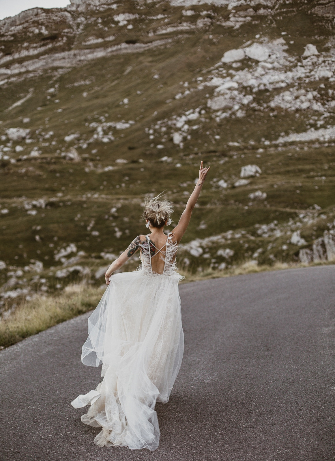 Фотография свадебных колец на листе бумаги