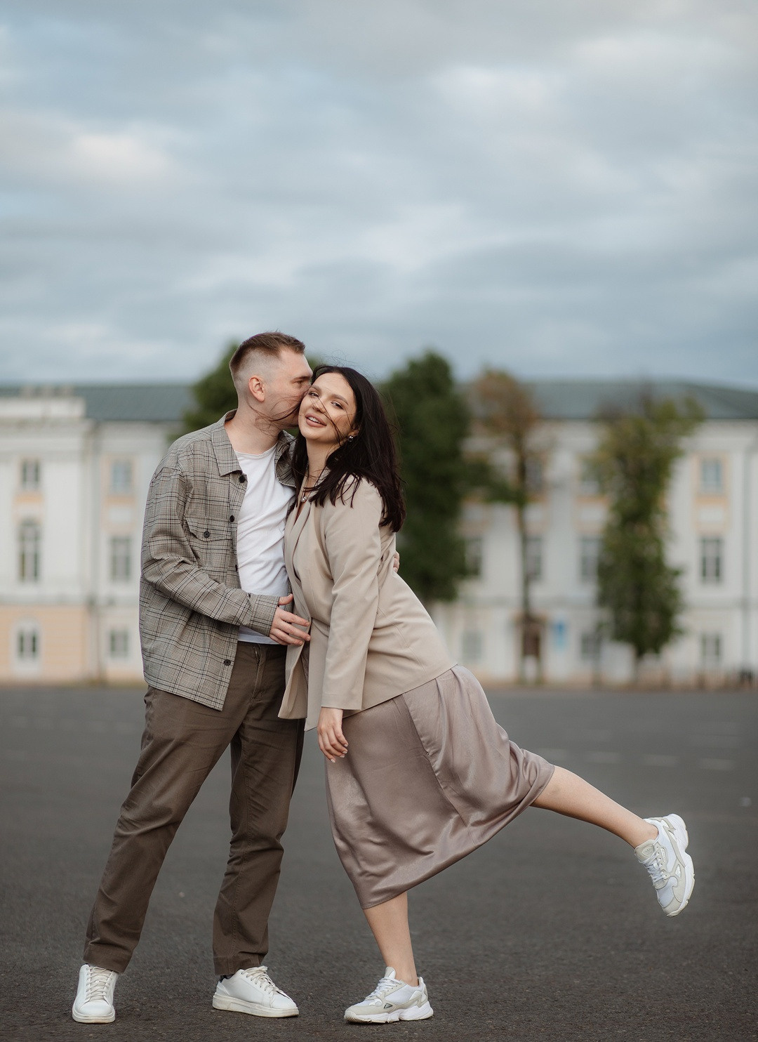 Невеста и жених идут по золотистой дороге, увенчанной тропическими цветами, на своей роскошной свадьбе в Ярославле