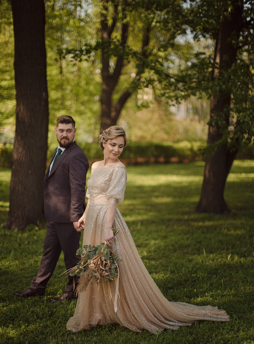 Новобрачные нежно целуются на фоне канала с лебедями, словно они живут в сказке илице