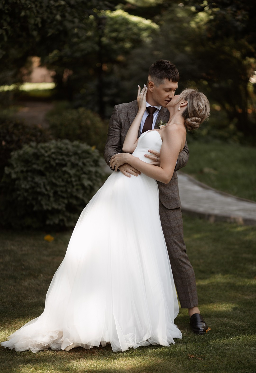  Романтические моменты рядом с памятником героям ВОВ