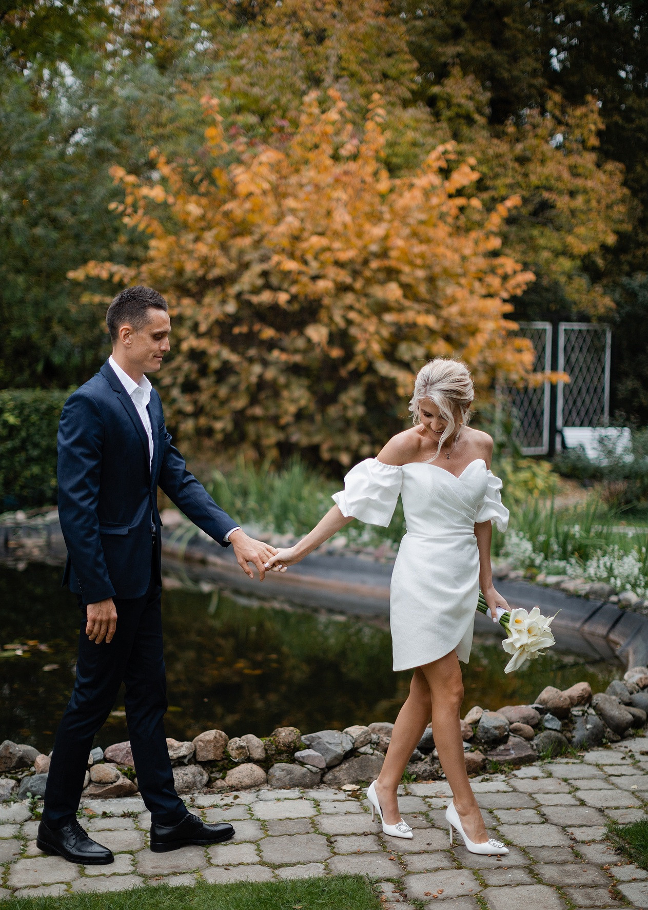 Близкое фото невесты, показывающее ее красоту и сияющие глаза, полные волнения и счастья