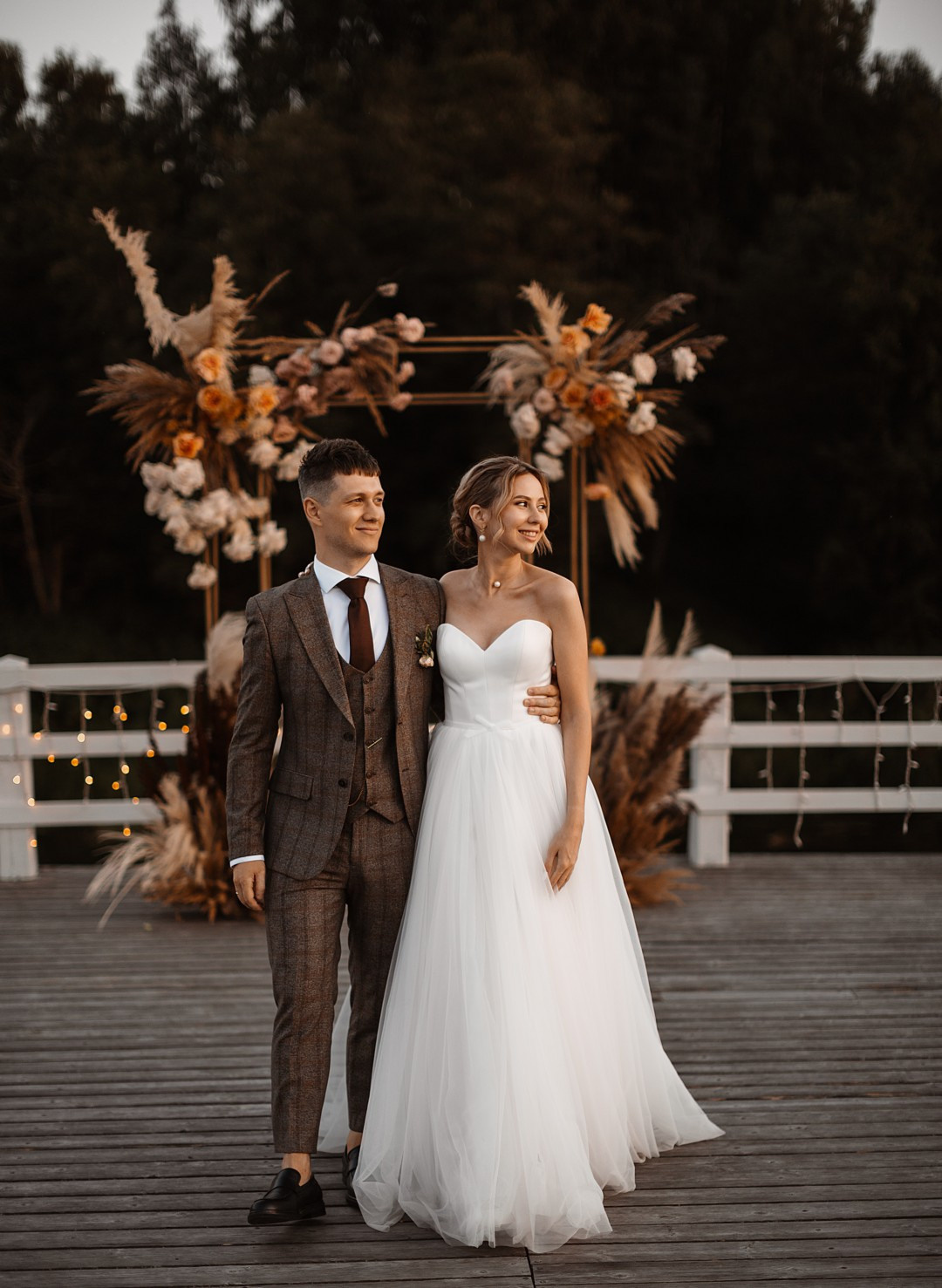  Поцелуй молодых в цветущем саду