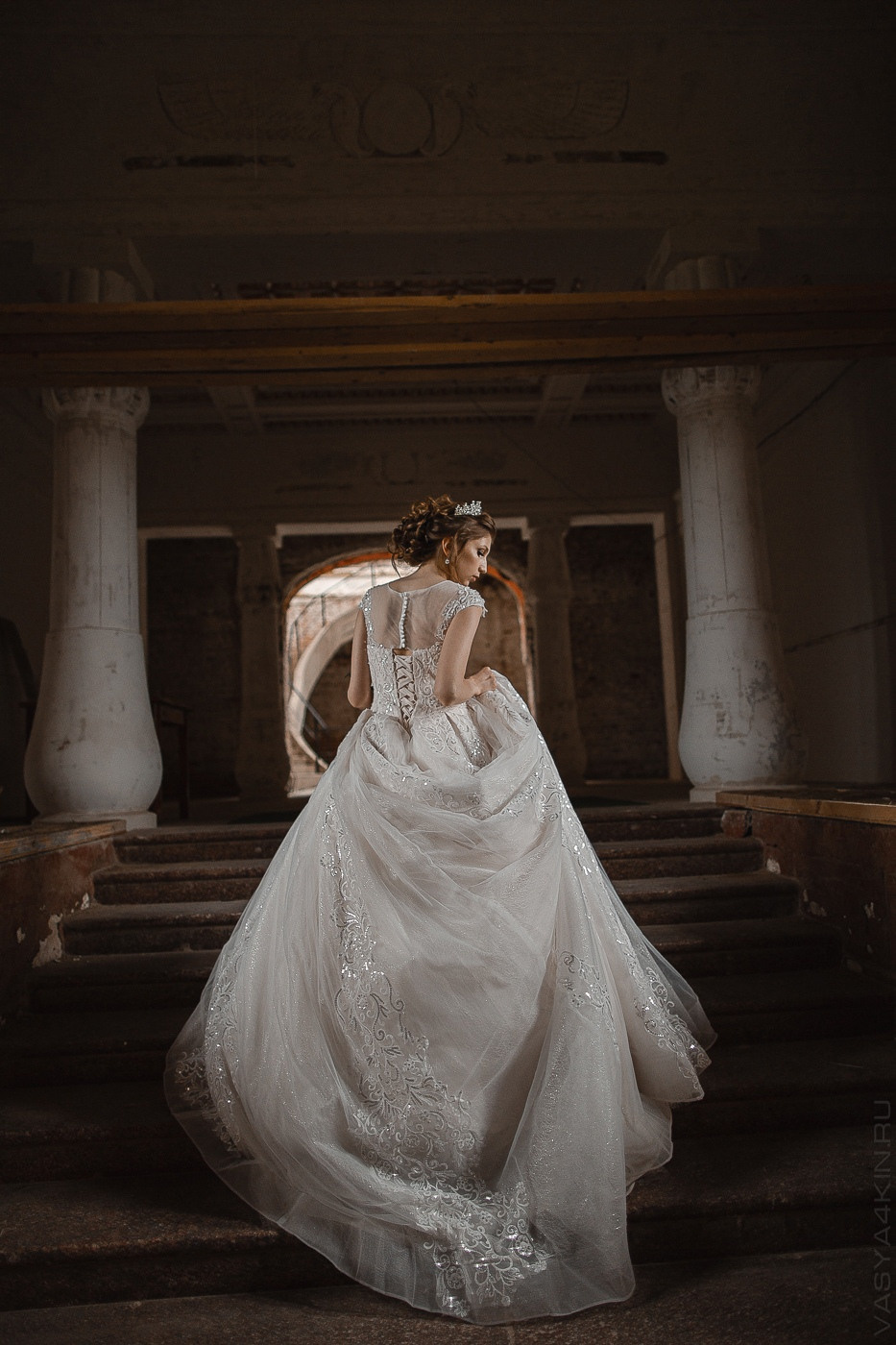 Свадебная фотосессия на пляже со светлым песком и теплым солнцем