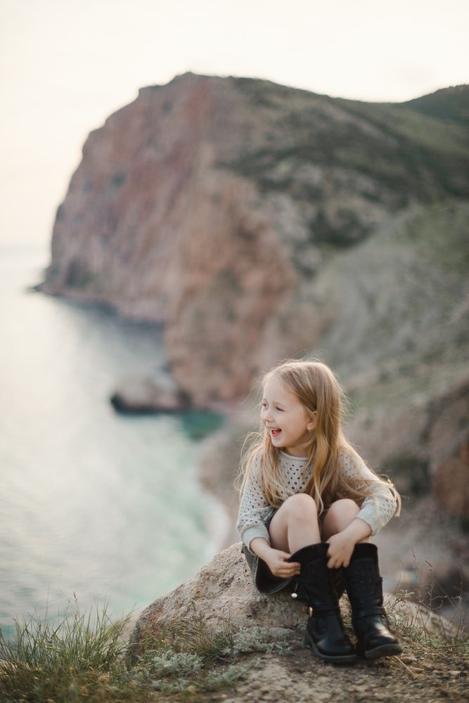 на фоне мотоцикла