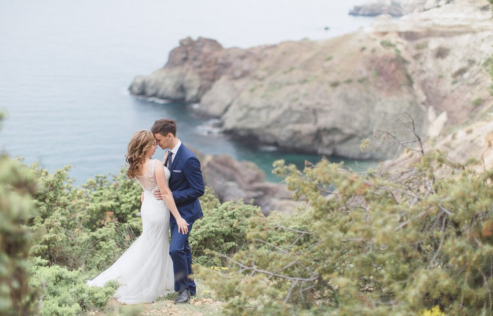 Молодая невеста, идущая по проходу розовых лепестков