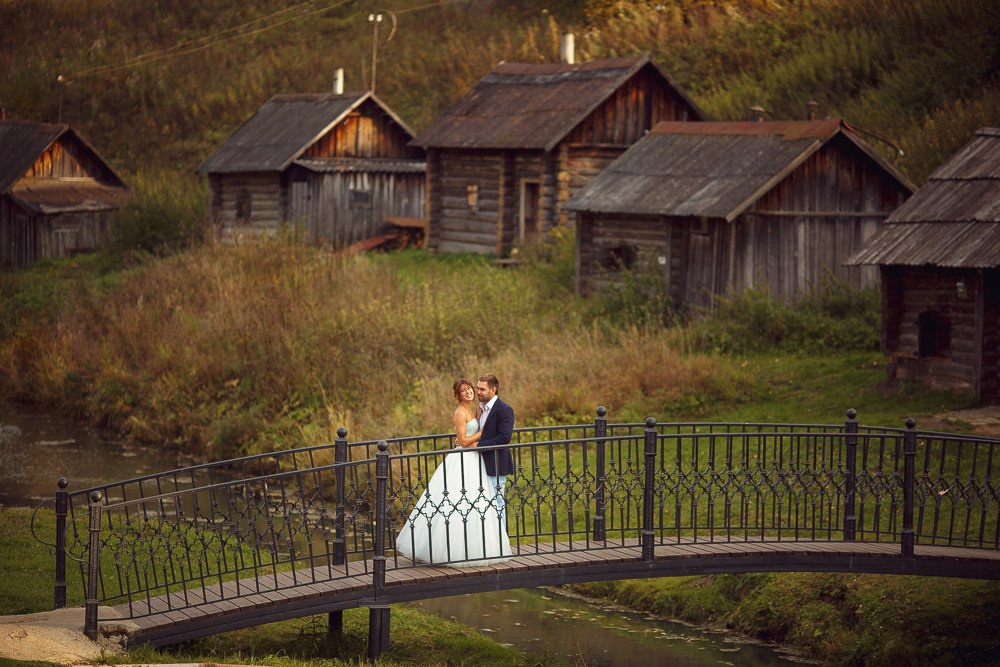 Невеста легко прикоснулась к жениху, словно пожелание долгой и счастливой жизни на этой таинственной свадебной фотографии