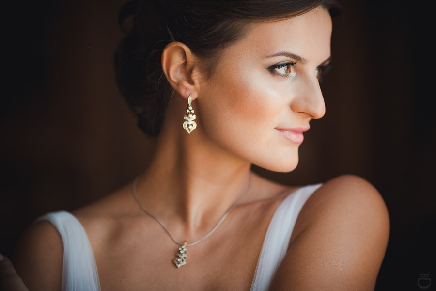 Молодой поднимает вверх невесту, показывая силу своей любви