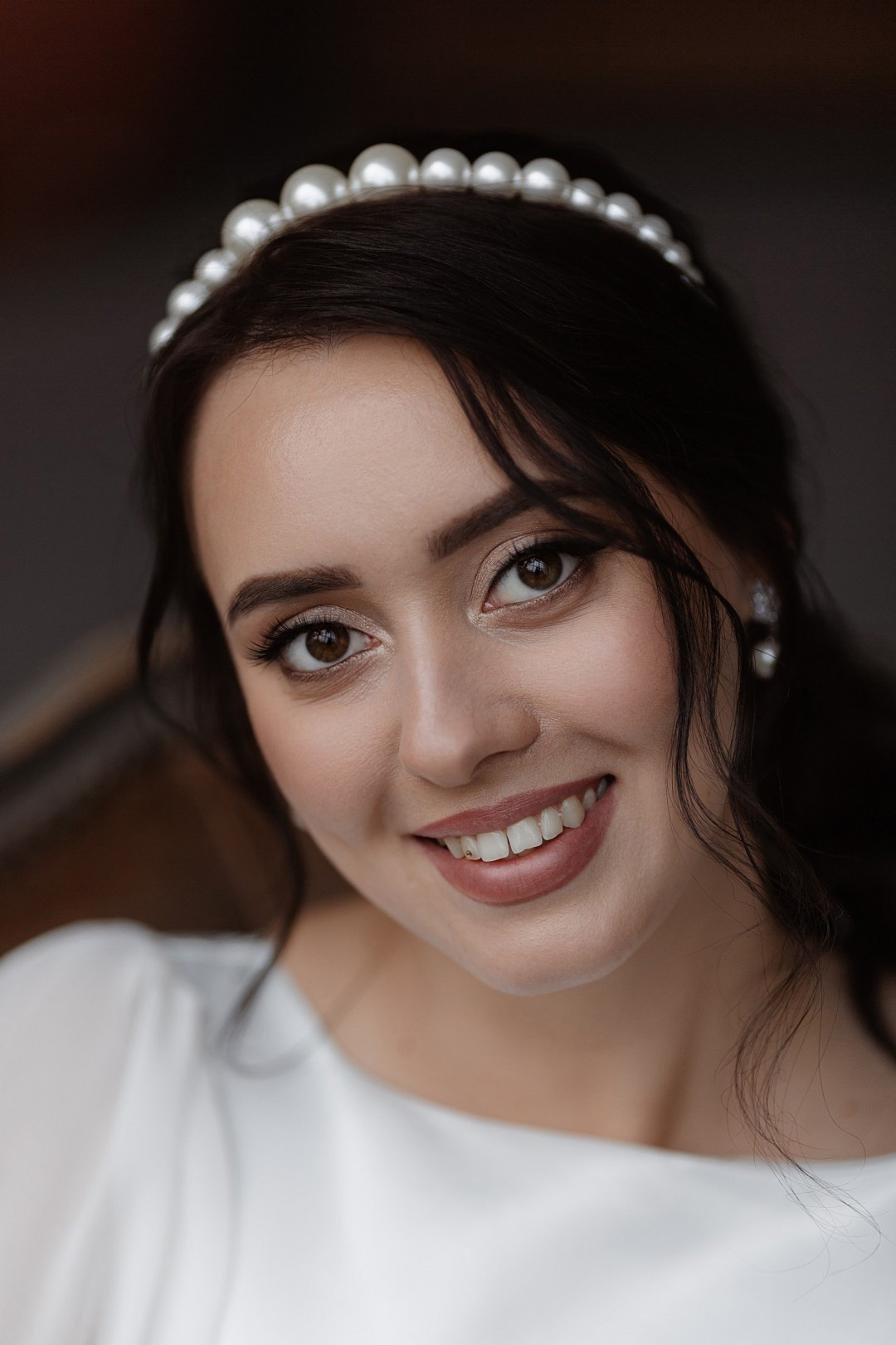 Влюбленные, делающие совместное фото на балконе, оформленном цветами и свечами