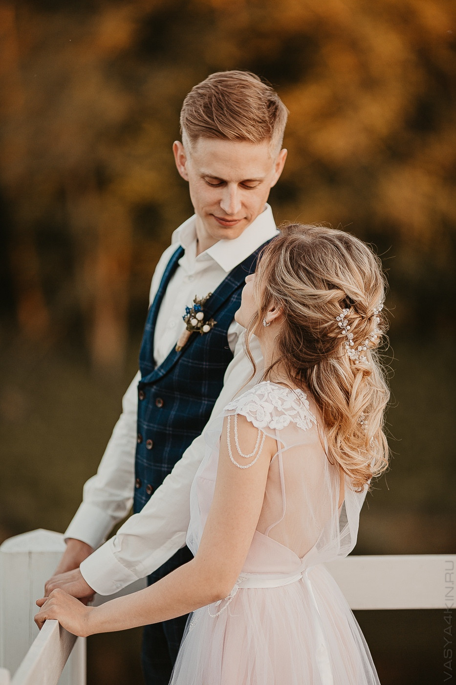 Фотография, показывающая невесту, держащую книгу с посланием от своего будущего мужа